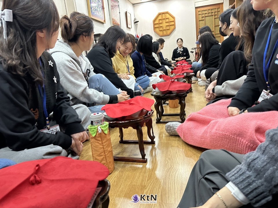 강사는 “차를 대접하는 예(禮)는 상대를 존중하는 마음에서 출발한다”고 설명하며, 다도가 단순한 음료 문화가 아닌 관계·정서·예절을 아우르는 생활문화임을 강조했다.  /사진=K trendy NEWS DB ⓒ케이 트렌디뉴스 무단전재 및 수집, 재배포금지