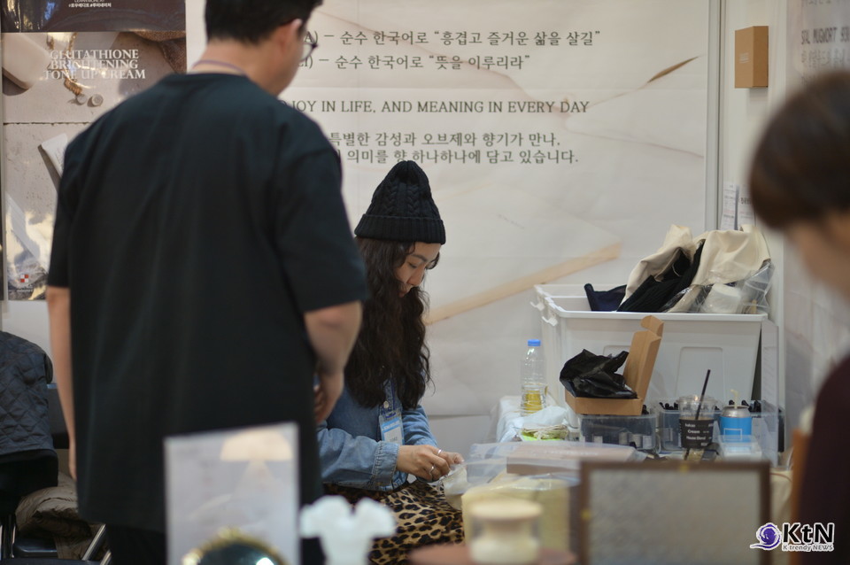 LALALULI. FIND JOY IN LIFE, AND MEANING IN EVERY DAY. 라라루리 대표 이아름. 사진=K trendy NEWS DB ⓒ케이 트렌디뉴스 무단전재 및 수집, 재배포금지