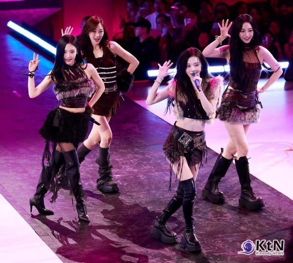 에스파, 데뷔 5주년 솔로곡 정식 발매…글로벌 영향력 강화 데뷔 5주년 당일, 콘서트 솔로곡들 담은 싱글 ‘SYNK : aeXIS LINE’ (‘싱크 : 액시스 라인') 발매   사진=2025 11.17  SM엔터테인먼트 (에스파의 글로벌 확장은 음악 발매에만 그치지 않는다. 지난 13일(현지시간) 미국 LA에서 생중계된 ‘아마존 뮤직 라이브(Amazon Music Live)’ 무대에 올라 현지 팬들의 폭발적 반응을 이끌어냈다.)   / 편집 K trendy NEWS DB ⓒ케이 트렌디뉴스 무단전재 및 수집, 재배포금지