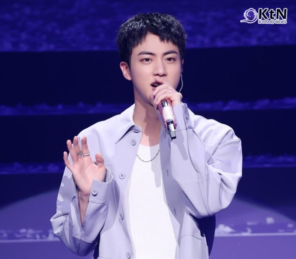 방탄소년단 진 향한 ‘무단 입맞춤’…일본인 여성 강제추행 혐의 기소 사진=2025 11.17  빅히트 뮤직 K trendy NEWS DB ⓒ케이 트렌디뉴스 무단전재 및 수집, 재배포금지