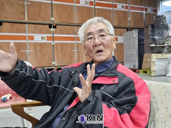 그간 삶의 여정을 펼치고 있는 김진오 대표 (사진=조영식 기자)