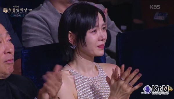 현빈, 생애 첫 청룡 남우주연상…존재만으로도 힘이 되는 손예진·아들에게 사랑 [청룡영화상]  사진=2025 11.19  KBS 영상 갈무리 K trendy NEWS DB ⓒ케이 트렌디뉴스 무단전재 및 수집, 재배포금지