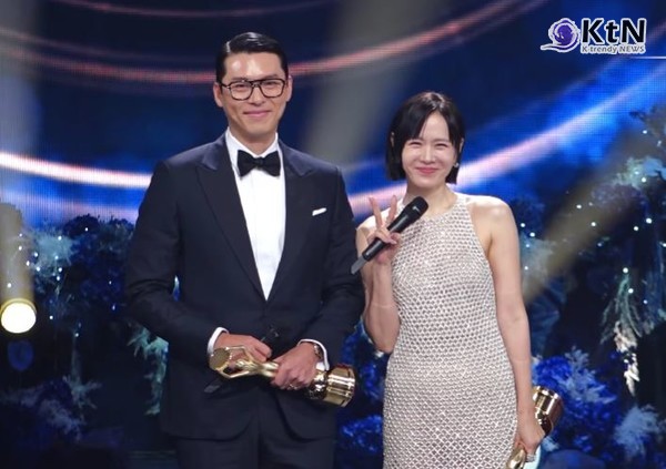 현빈, 생애 첫 청룡 남우주연상…존재만으로도 힘이 되는 손예진·아들에게 사랑 [청룡영화상]  사진=2025 11.19  KBS 영상 갈무리 K trendy NEWS DB ⓒ케이 트렌디뉴스 무단전재 및 수집, 재배포금지