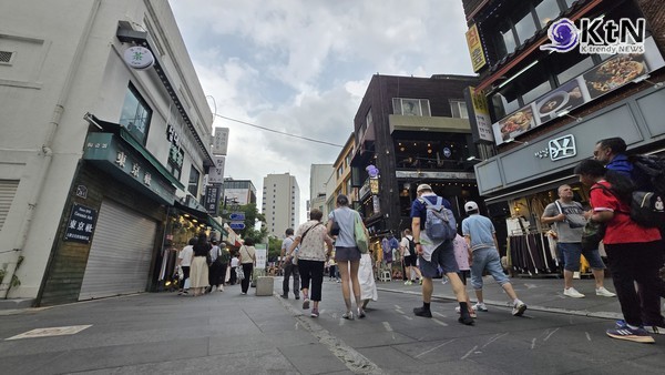  사진=2025 10.01 인사동 찾은  관광객  K trendy NEWS DB ⓒ케이 트렌디뉴스 무단전재 및 수집, 재배포금지