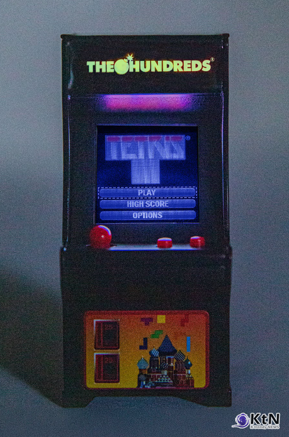 레트로 감성을 현대적 스트리트웨어로 재탄생시키는 프로젝트가 세상을 매료시키고 있다.  사진=The Hundreds and Tetris,  K trendy NEWS DB ⓒ케이 트렌디뉴스 무단전재 및 수집, 재배포금지