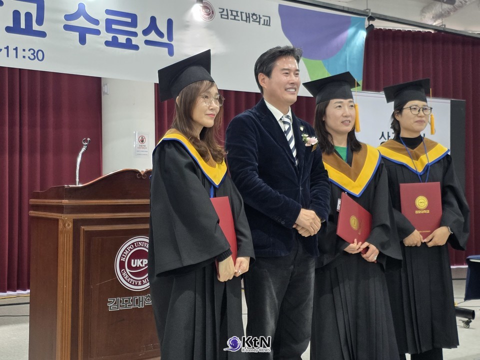 각 과정에서 모범적인 활동을 보여 준 수료생에게 김포대학교 총장상, 경기도의회 의장상, 평생교육원장상이 수여됐다.  /사진=K trendy NEWS DB ⓒ케이 트렌디뉴스 무단전재 및 수집, 재배포금지