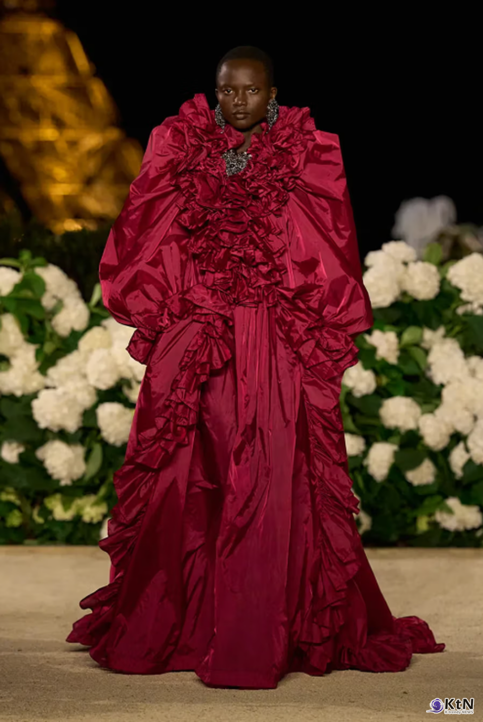 Saint Laurent SS26 Rings in New Ideals of Feminine Power. 사진=Saint Laurent, K trendy NEWS DB ⓒ케이 트렌디뉴스 무단전재 및 수집, 재배포금지