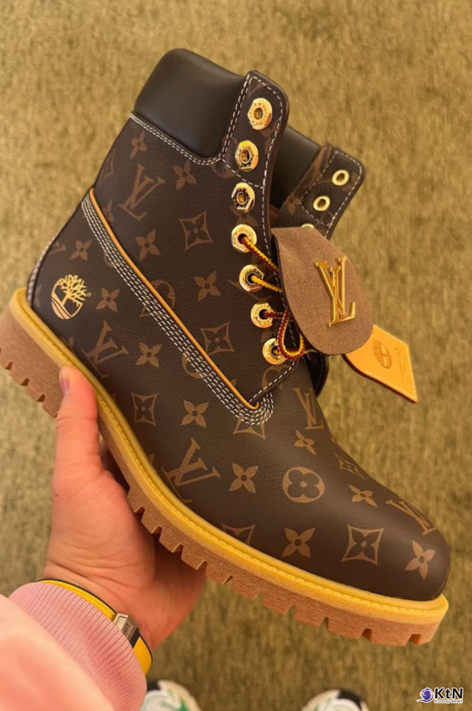Pharrell's Limited Edition 18K Gold Louis Vuitton x Timberland Boots Have Surfaced. 사진=t.mcfly, K trendy NEWS DB ⓒ케이 트렌디뉴스 무단전재 및 수집, 재배포금지