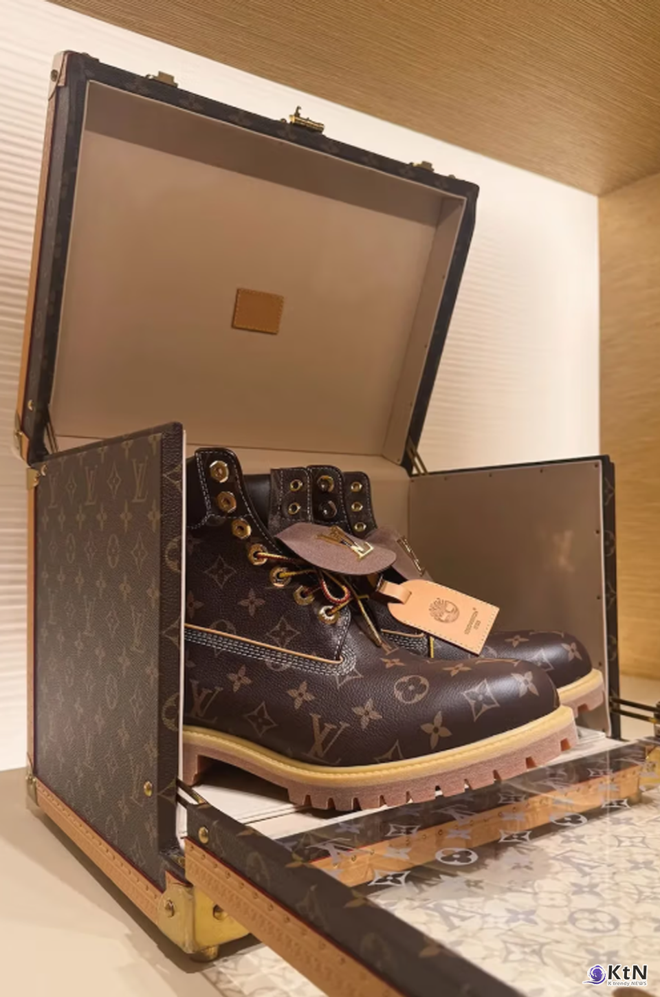 Pharrell's Limited Edition 18K Gold Louis Vuitton x Timberland Boots Have Surfaced. 사진=t.mcfly, K trendy NEWS DB ⓒ케이 트렌디뉴스 무단전재 및 수집, 재배포금지