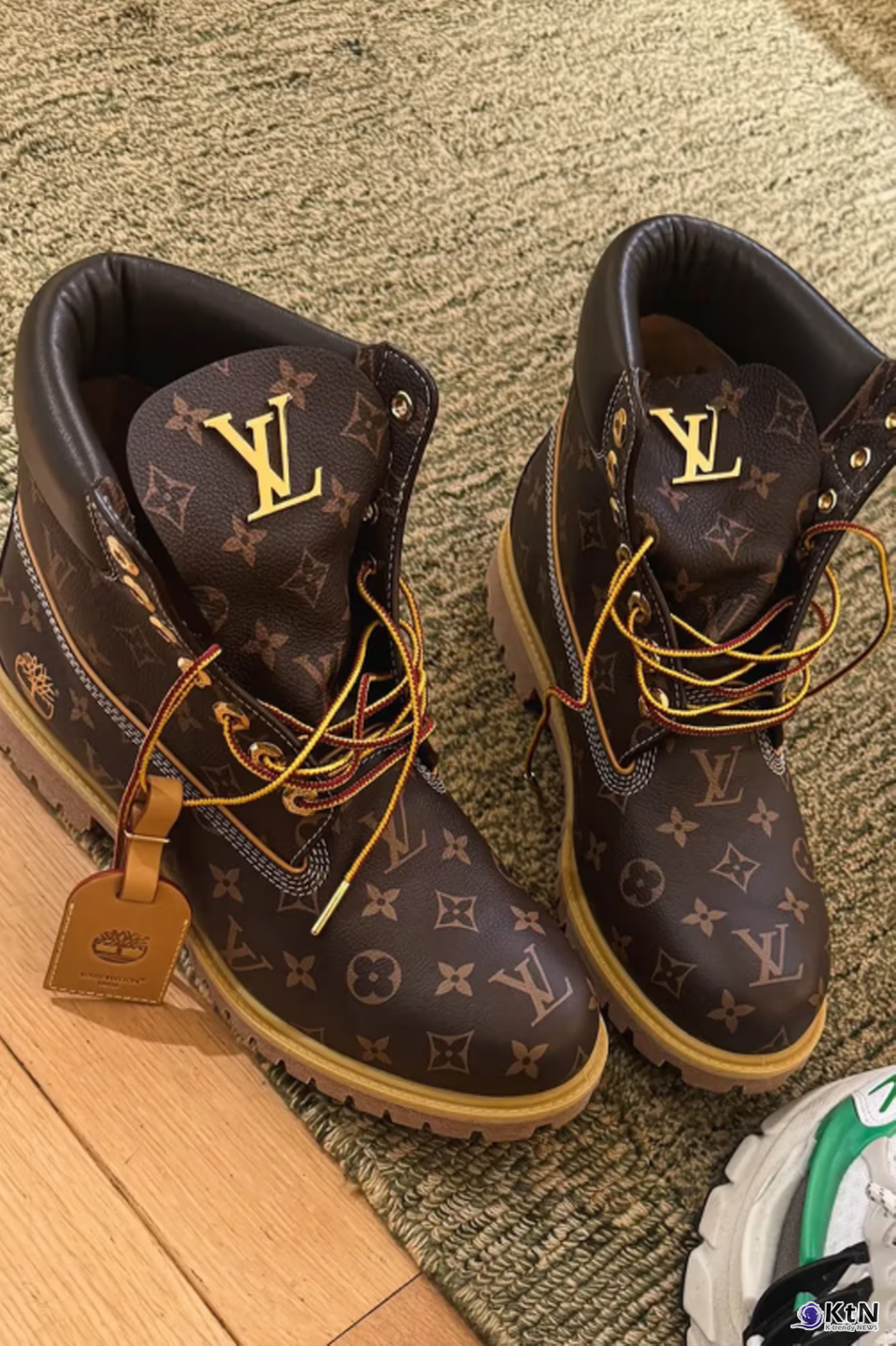 Pharrell's Limited Edition 18K Gold Louis Vuitton x Timberland Boots Have Surfaced. 사진=t.mcfly, K trendy NEWS DB ⓒ케이 트렌디뉴스 무단전재 및 수집, 재배포금지