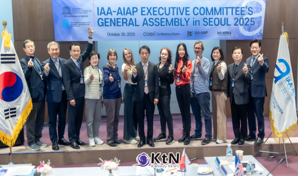 IAA-AIAP 세계회장과 대륙별(지역) 코디네이터와 집행위원, 그리고 IAA 한국위원회 임원 및 후원사의 기념촬영 /사진 =IAA,  K trendy NEWS DB ⓒ케이 트렌디뉴스 무단전재 및 수집, 재배포금지