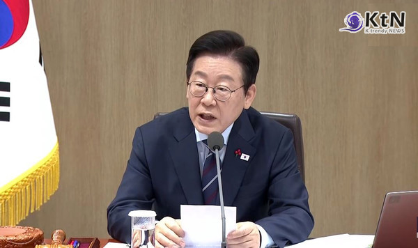 이재명 대통령, 통일교 겨냥 ‘정교분리 위반’ 강경 경고…해산 검토 지시  ‘종교재단 정치 개입은 헌법 위반’ — 이재명 대통령, 조원철 법제처장에 해산 명령 검토 지시 사진=2025 12.02 ktv K trendy NEWS DB ⓒ케이 트렌디뉴스 무단전재 및 수집, 재배포금지