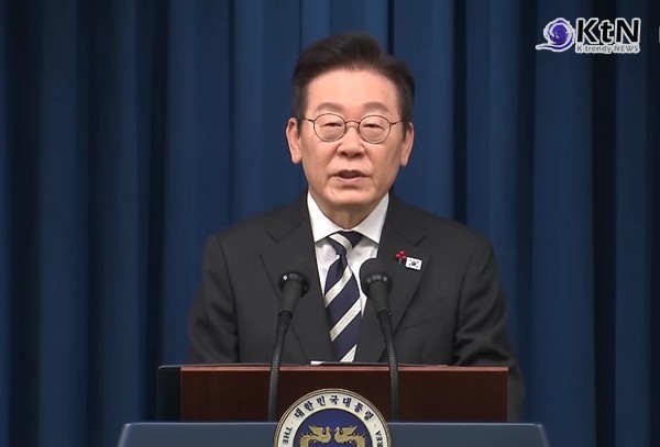 '비상 계엄' 극복한 국민, 노벨평화상 충분...이재명 대통령, 12·3 국민주권의 날 지정  [전문]  '민주주의 회복 1년 계기 외신 기자회견' 사진=2025 12.03  ktv, mbc 영상 갈무리 K trendy NEWS DB ⓒ케이 트렌디뉴스 무단전재 및 수집, 재배포금지