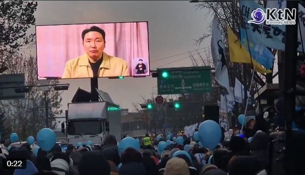 조진웅, 尹 탄핵 촉구 집회 응원 “비상계엄은 극악무도… 국민이 진정한 영웅” 사진=2024 12.21  21일 광화문 집회 현장 K trendy NEWS DB ⓒ케이 트렌디뉴스 무단전재 및 수집, 재배포금지