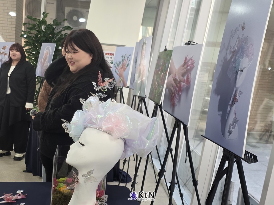  '동화'는 감정의 장면을 직접적으로 묘사하지 않는다. 김서희와 김세림은 색의 농도를 낮추고, 상징 요소를 일정한 거리에서 배치하며, 장면의 흐름을 조정해 작품 전체가 균형을 유지하도록 했다./사진=김포대학교 뷰티아트과 김서희·김세림, 〈동화〉, 2025 K trendy NEWS DB ⓒ케이 트렌디뉴스 무단전재 및 수집, 재배포금지