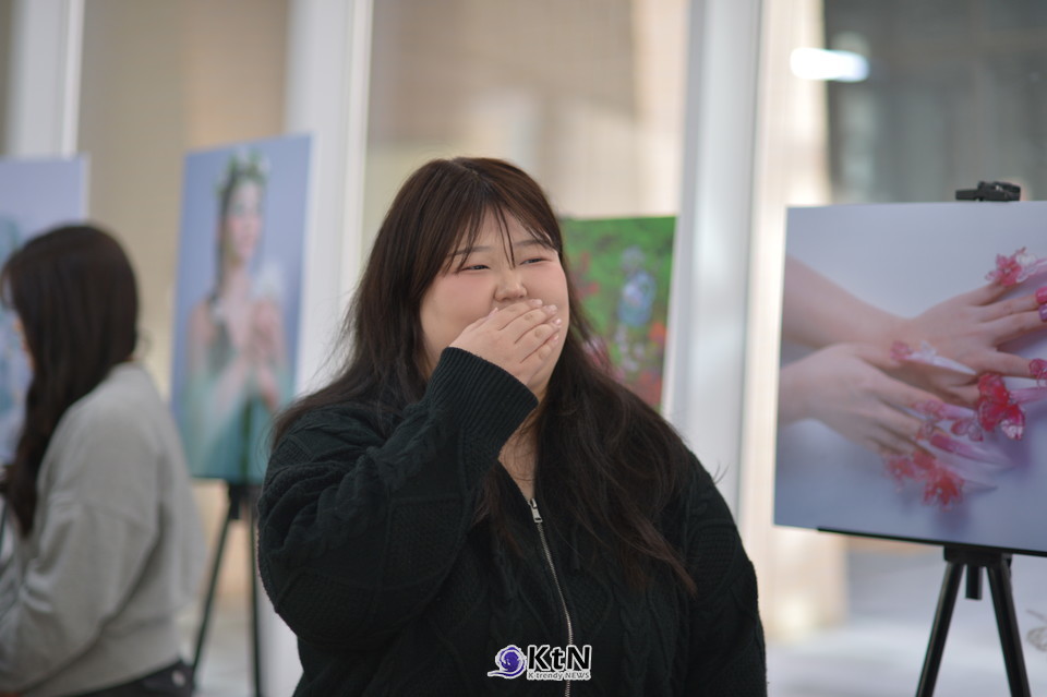 김포대학교 뷰티아트과 성과발표회에서 '동화'는 눈에 띄는 장식 요소를 가지고 있지만, 작품 안에서 그 요소들이 중심이 되지 않도록 조절한 작업이라는 점에서 의미가 크다. /사진=김포대학교 뷰티아트과 김서희·김세림, 〈동화〉, 2025 K trendy NEWS DB ⓒ케이 트렌디뉴스 무단전재 및 수집, 재배포금지