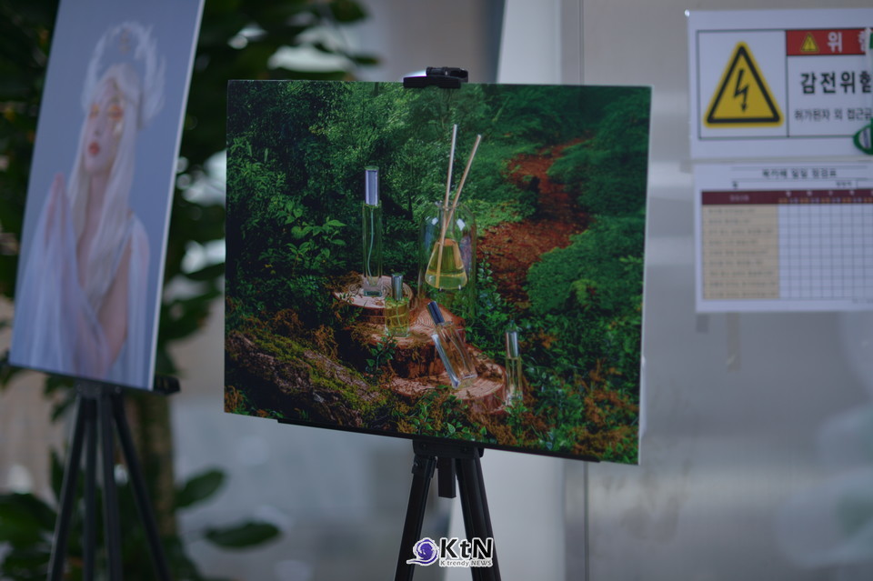 Verdant Forest는 주제가 가진 명확함에 비해 표현 방식은 비교적 절제된 작품이다./사진=김포대학교 뷰티아트과 이수아·홍지민, 〈Verdant Forest〉, 2025 , K trendy NEWS DB ⓒ케이 트렌디뉴스 무단전재 및 수집, 재배포금지