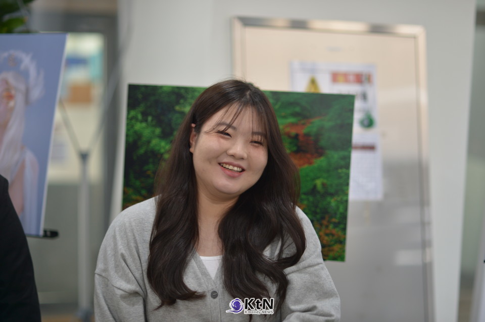 이수아는 샵 근무를 통해 실전 기술을 확장하려 한다.  /사진=김포대학교 뷰티아트과 이수아·홍지민, 〈Verdant Forest〉, 2025 , K trendy NEWS DB ⓒ케이 트렌디뉴스 무단전재 및 수집, 재배포금지