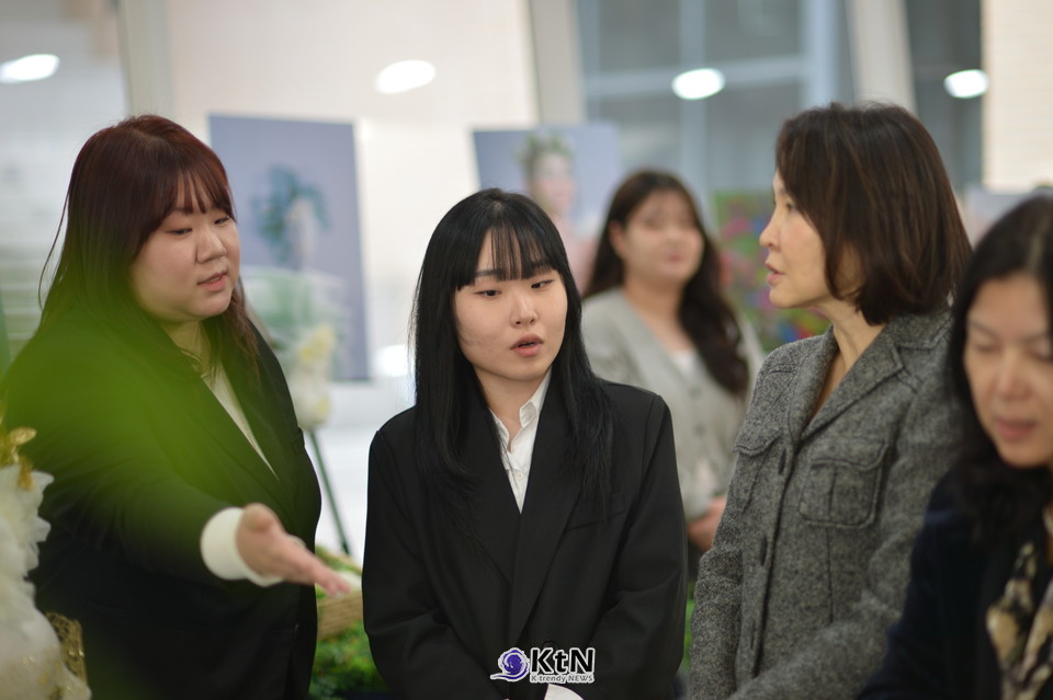 네 개의 전공이 동일한 주제 안에 배치될 때 어떤 지점에서 합쳐지고, 어떤 지점에서 분리되는지가 비교적 명확하게 드러난다.  /사진=김포대학교 뷰티아트과 김다은·정지윤·유수아, 〈Artemis〉, 2025. K trendy NEWS DB ⓒ케이 트렌디뉴스 무단전재 및 수집, 재배포금지