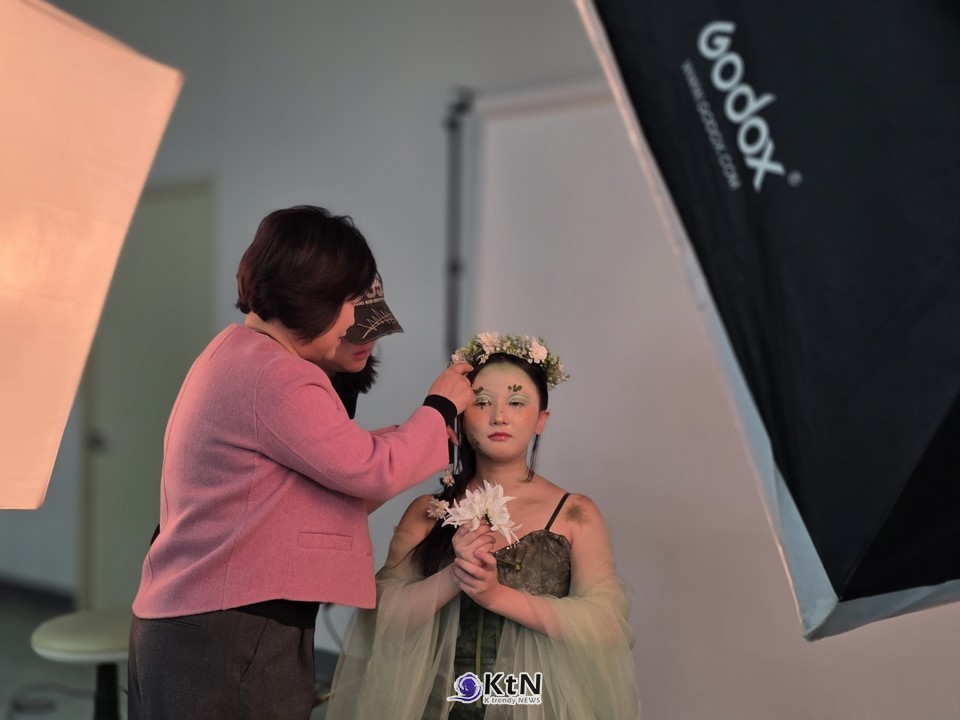 세계가 이를 하나의 산업 대전환으로 주목하고 있지만, 누구보다 이 흐름을 정확히 감지하고 있는 주체는 현장이다. /사진=김포대학교 뷰티아트과 캡스톤디자인 촬영 현장. K trendy NEWS DB ⓒ케이 트렌디뉴스 무단전재 및 수집, 재배포금지