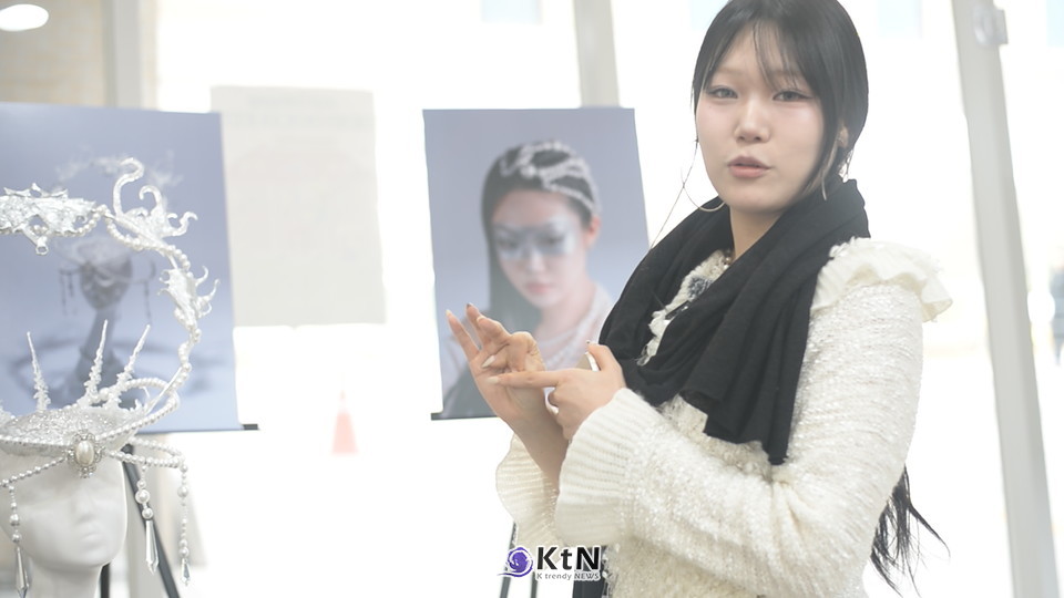 김호영 역시 소비자는 제품을 사고 나서도 전문가의 조언을 필요로 한다고 말했다. 메이크업 제품을 구매한 뒤 어떤 질감 조합이 어울리는지, 어떤 조명에서 어떤 컬러가 안정적으로 구현되는지를 알고 싶어한다. /사진=K trendy NEWS DB ⓒ케이 트렌디뉴스 무단전재 및 수집, 재배포금지