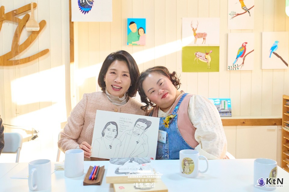 김혜경 여사, 정은혜 작가 전시회 방문 및 차담회. 사진=대통령실, K trendy NEWS DB ⓒ케이 트렌디뉴스 무단전재 및 수집, 재배포금지