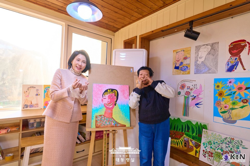 김혜경 여사, 정은혜 작가 전시회 방문 및 차담회. 사진=대통령실, K trendy NEWS DB ⓒ케이 트렌디뉴스 무단전재 및 수집, 재배포금지