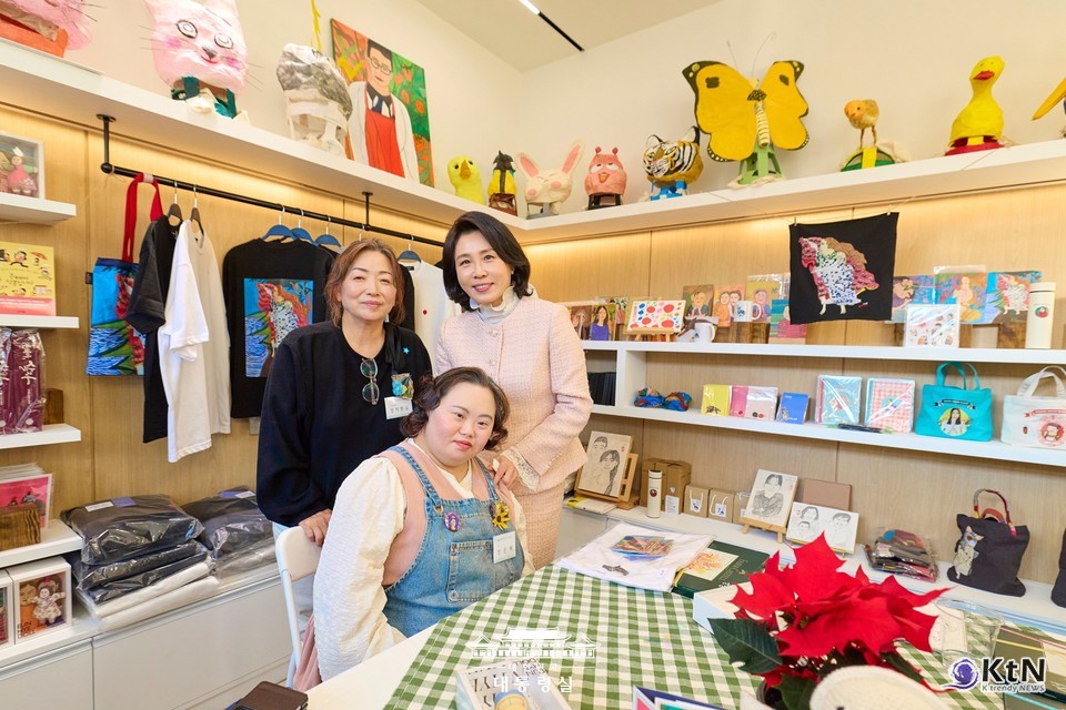 김혜경 여사, 정은혜 작가 전시회 방문 및 차담회. 사진=대통령실, K trendy NEWS DB ⓒ케이 트렌디뉴스 무단전재 및 수집, 재배포금지