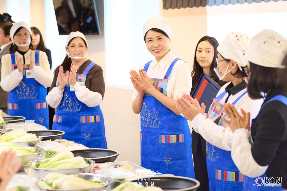 김혜경 여사, 주한대사 배우자 초청 김장 행사. 사진=대통령실, K trendy NEWS DB ⓒ케이 트렌디뉴스 무단전재 및 수집, 재배포금지