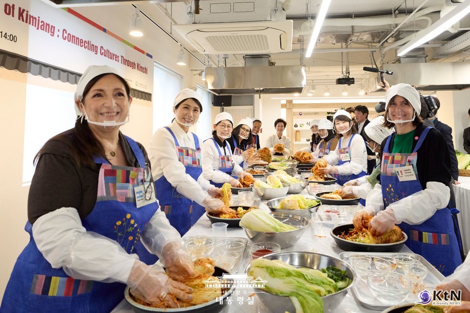 김혜경 여사, 주한대사 배우자 초청 김장 행사. 사진=대통령실, K trendy NEWS DB ⓒ케이 트렌디뉴스 무단전재 및 수집, 재배포금지