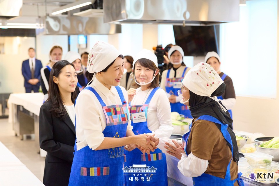 김혜경 여사, 주한대사 배우자 초청 김장 행사. 사진=대통령실, K trendy NEWS DB ⓒ케이 트렌디뉴스 무단전재 및 수집, 재배포금지