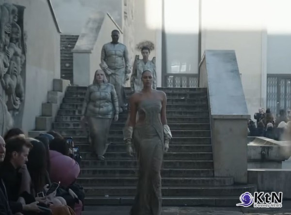 [KtN 신미희기자] Rick Owens는 2025년 봄/여름 컬렉션을 통해 헐리우드의 생명력을 파리의 Palais de Tokyo로 옮겨와, 패션의 경계를 뛰어넘는 장대한 쇼를 선보였다./사진= 유투브 갈무리, K trendy NEWS DB ⓒ케이 트렌디뉴스 무단전재 및 수집, 재배포금지