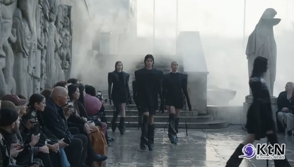 Rick Owens는 2025년 봄/여름 컬렉션을 통해 헐리우드의 생명력을 파리의 Palais de Tokyo로 옮겨와, 패션의 경계를 뛰어넘는 장대한 쇼를 선보였다./사진= 유투브 갈무리, K trendy NEWS DB ⓒ케이 트렌디뉴스 무단전재 및 수집, 재배포금지