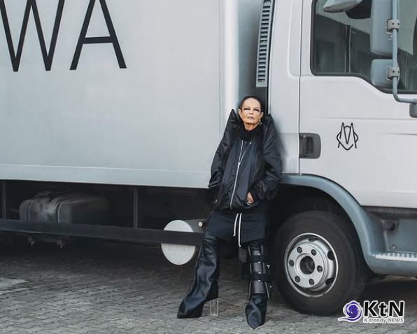 Rick Owens와 RIMOWA가 함께 선보인 한정판 캐빈 롤러는 단순한 디자인 협업을 넘어 시간이 흐를수록 더욱 깊어지는 질감의 미학을 담아냈다. 사진=RIMOWA x Rick Owens , K trendy NEWS DB ⓒ케이 트렌디뉴스 무단전재 및 수집, 재배포금지