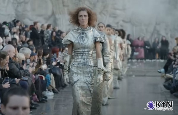 Rick Owens는 2025년 봄/여름 컬렉션을 통해 헐리우드의 생명력을 파리의 Palais de Tokyo로 옮겨와, 패션의 경계를 뛰어넘는 장대한 쇼를 선보였다./사진= 유투브 갈무리, K trendy NEWS DB ⓒ케이 트렌디뉴스 무단전재 및 수집, 재배포금지