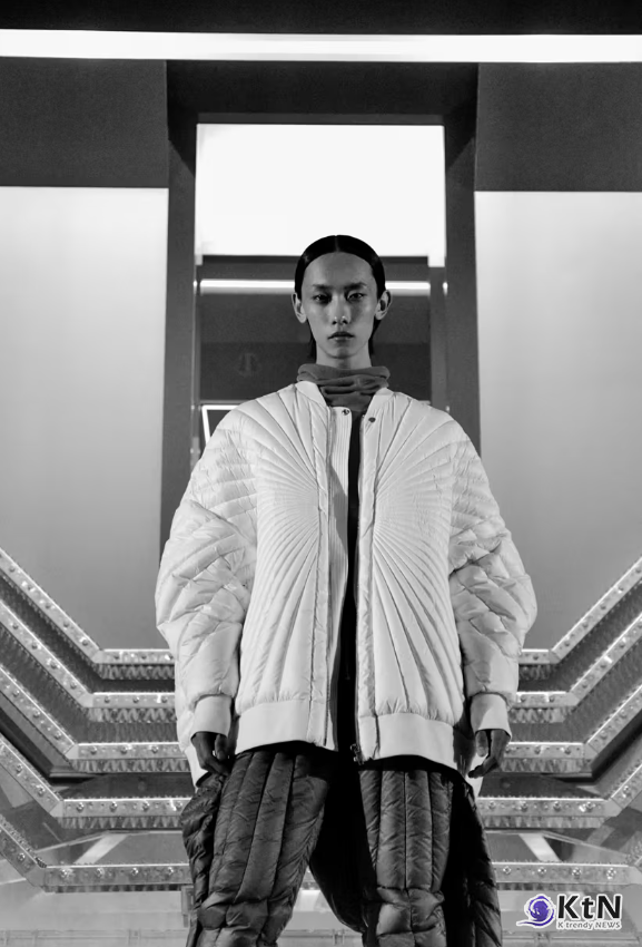 명품 패션을 혁신적으로 재정립해온 릭 오웬스(Rick Owens)와 몽클레어(Moncler)가 또 한 번 주목할 만한 협업을 선보이며 패션과 건축의 경계를 허물었다. /사진= Rick Owens and Moncler, K trendy NEWS DB ⓒ케이 트렌디뉴스 무단전재 및 수집, 재배포금지