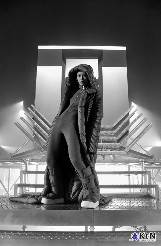 명품 패션을 혁신적으로 재정립해온 릭 오웬스(Rick Owens)와 몽클레어(Moncler)가 또 한 번 주목할 만한 협업을 선보이며 패션과 건축의 경계를 허물었다. /사진= Rick Owens and Moncler, K trendy NEWS DB ⓒ케이 트렌디뉴스 무단전재 및 수집, 재배포금지