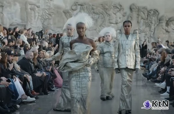 Rick Owens는 2025년 봄/여름 컬렉션을 통해 헐리우드의 생명력을 파리의 Palais de Tokyo로 옮겨와, 패션의 경계를 뛰어넘는 장대한 쇼를 선보였다./사진= 유투브 갈무리, K trendy NEWS DB ⓒ케이 트렌디뉴스 무단전재 및 수집, 재배포금지