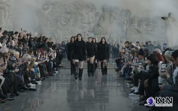 Rick Owens는 2025년 봄/여름 컬렉션을 통해 헐리우드의 생명력을 파리의 Palais de Tokyo로 옮겨와, 패션의 경계를 뛰어넘는 장대한 쇼를 선보였다./사진= 유투브 갈무리, K trendy NEWS DB ⓒ케이 트렌디뉴스 무단전재 및 수집, 재배포금지