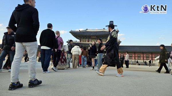 문체부는 이번 보고에서 관광 정책의 기준선을 분명히 바꿨다. 목표는 ‘많이 오는 관광객’이 아니라 ‘많이 쓰는 관광객’이다.  /사진=2025 12.05  경복궁 외국인 관광객 한복 체험 K trendy NEWS DB ⓒ케이 트렌디뉴스 무단전재 및 수집, 재배포금지 