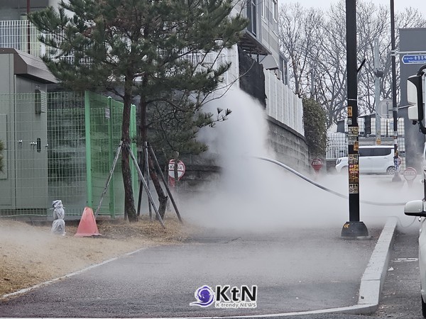 포천소방서는 두려움을 느끼게 하는 가스로 느껴지는 하얀 연기가 분출하고 있는 현장 신고 받았으나  출동에 미숙함을 드러냈다.   (사진=조영식 기자)
