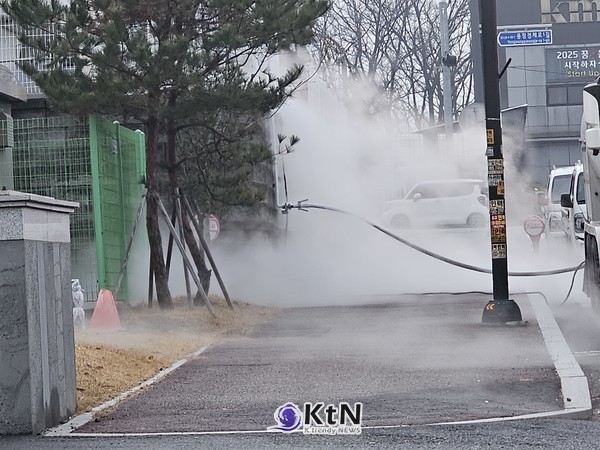 포천소방서 출동이 지연되는 동안 질소통에서 위험가스로 추정되는 연무가 계속 분출하여 인근 도로를 덮고 있었다. (사진=조영식 기자)