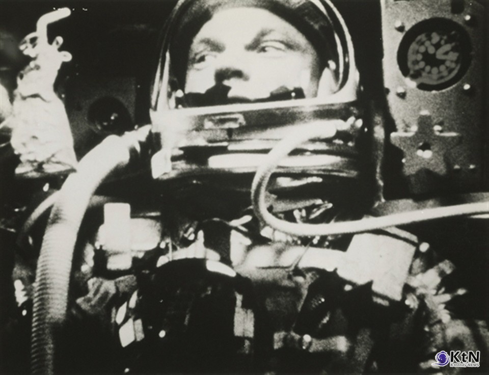 First photograph of an American astronaut in space: John Glenn aboard the Mercury Friendship 7, 1962Vintage gelatin silver print, 20.3 × 25.4cm. 사진=Vintage NASA Photographs, K trendy NEWS DB ⓒ케이 트렌디뉴스 무단전재 및 수집, 재배포금지