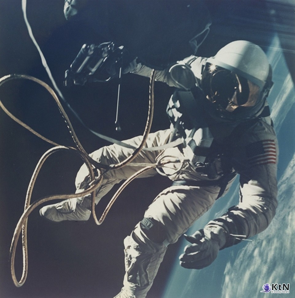 First US spacewalk: Ed White floating in zero gravity in the space vacuum, 1965Vintage chromogenic print on fiber-based paper, 20.6 × 25.2cm (“A KODAK PAPER.”). 사진=Vintage NASA Photographs, K trendy NEWS DB ⓒ케이 트렌디뉴스 무단전재 및 수집, 재배포금지