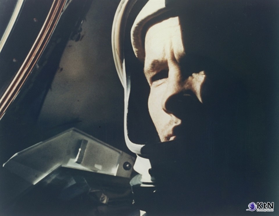 The first portrait of a human in space, showing his face: Ed White in weightlessness at the pilot’s seat of the capsule Vintage chromogenic print on fiber-based paper, 20.4 × 25.2cm (“A KODAK PAPER.”). 사진=Vintage NASA Photographs, K trendy NEWS DB ⓒ케이 트렌디뉴스 무단전재 및 수집, 재배포금지