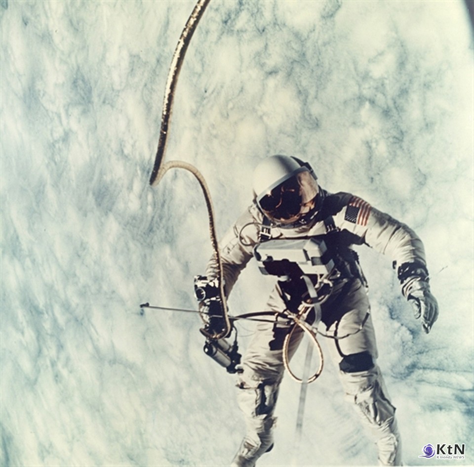 First US spacewalk; Ed White’s EVA over the cloud-covered Pacific Ocean, June 3-7, 1965 Vintage chromogenic print on fiber-based paper, 25.3 × 20.6cm (“A KODAK PAPER.”). 사진=Vintage NASA Photographs, K trendy NEWS DB ⓒ케이 트렌디뉴스 무단전재 및 수집, 재배포금지