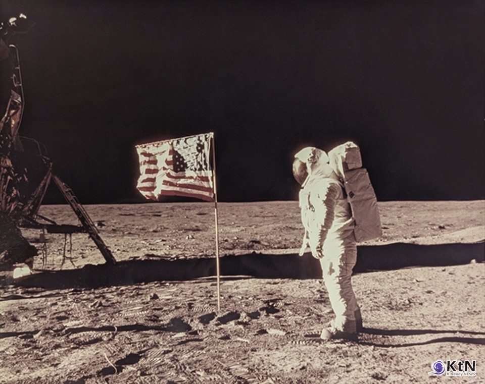 Buzz Aldrin posing for a photograph beside the US Flag, Apollo 11, July 20,, 1969 Vintage chromogenic print on fiber-based paper: “A KODAK PAPER.” 10.8 x 13.4 in. (27.43 x 34.04 cm.) 사진=Vintage NASA Photographs, K trendy NEWS DB ⓒ케이 트렌디뉴스 무단전재 및 수집, 재배포금지 