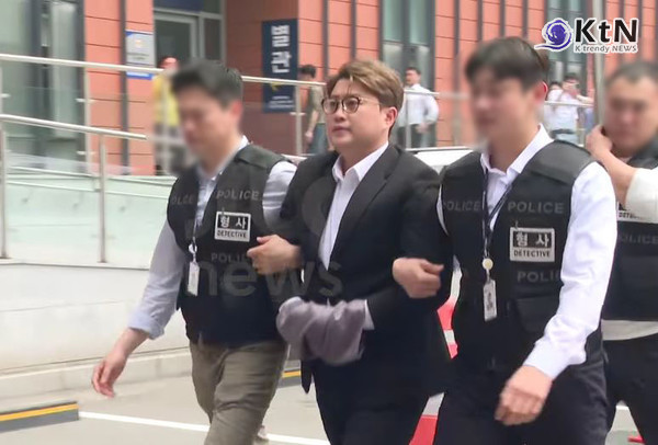 "네가 음주한 걸로 하라"...'음주 뺑소니' 김호중, 첫 재판에 어머니 사칭 여성 등장해 법정 혼란 사진=2024.07.10 유튜브 갈무리 K trendy NEWS DB ⓒ케이 트렌디뉴스 무단전재 및 수집, 재배포금지