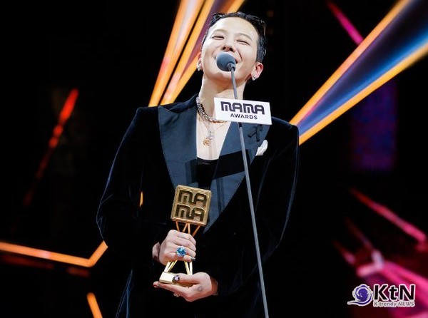 지드래곤, 홍콩 참사에 무대 진심으로 남긴 울림…‘무제’ 뒷얘기 전했다 [종합]   사진=2025 12.01  mnet_mama 영상 갈무리 K trendy NEWS DB ⓒ케이 트렌디뉴스 무단전재 및 수집, 재배포금지