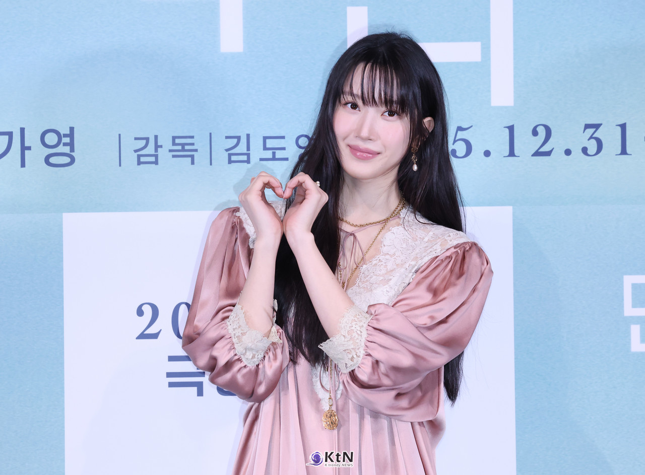 배우 문가영이 영화 '만약에 우리' 언론 배급 시사회 및 기자간담회에 참석해 포토타임에 포즈를 취하고있다. / K trendy NEWS DB. ⓒ케이 트렌디뉴스 무단전재 및 수집, 재배포금지.